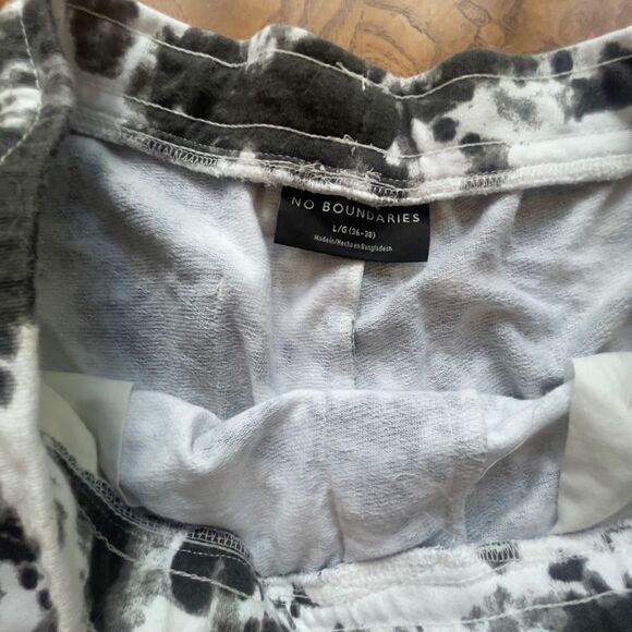 Black & White Spot Sweat pant Shorts! Pockets & tie waist! - Picture 3 of 6